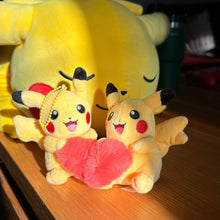 Cargar imagen en el visor de la galería, Peluche Pikachu Pareja Llavero
