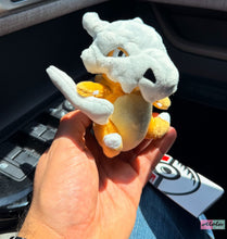 Cargar imagen en el visor de la galería, Cubone Plush
