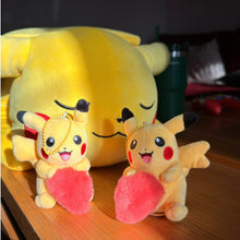 Cargar imagen en el visor de la galería, Peluche Pikachu Pareja Llavero
