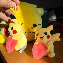 Cargar imagen en el visor de la galería, Peluche Pikachu Pareja Llavero
