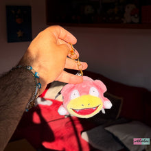 Cargar imagen en el visor de la galería, Slowpoke Llavero Peluche
