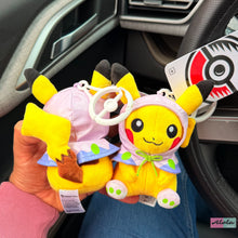 Cargar imagen en el visor de la galería, Pikachu Rain Llavero
