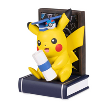 Cargar imagen en el visor de la galería, Pikachu Figura Graduación
