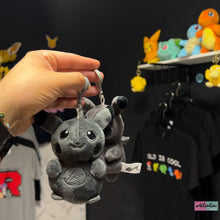 Cargar imagen en el visor de la galería, Pikachu Black llavero peluche
