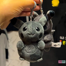 Cargar imagen en el visor de la galería, Pikachu Black llavero peluche
